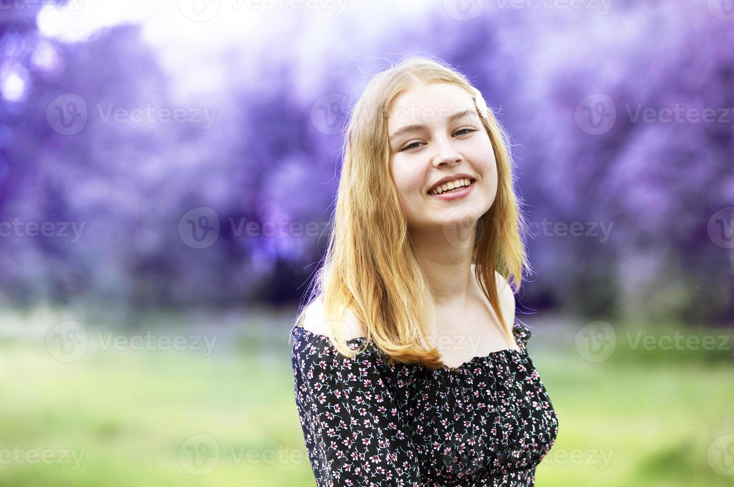 contento giovane ragazza su un' lilla estate sfondo. foto