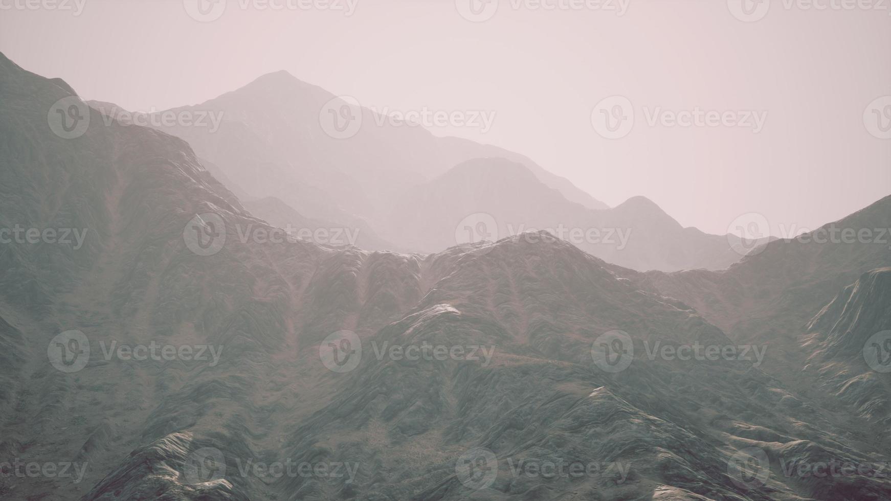 Visualizza di il afgano montagne nel nebbia foto