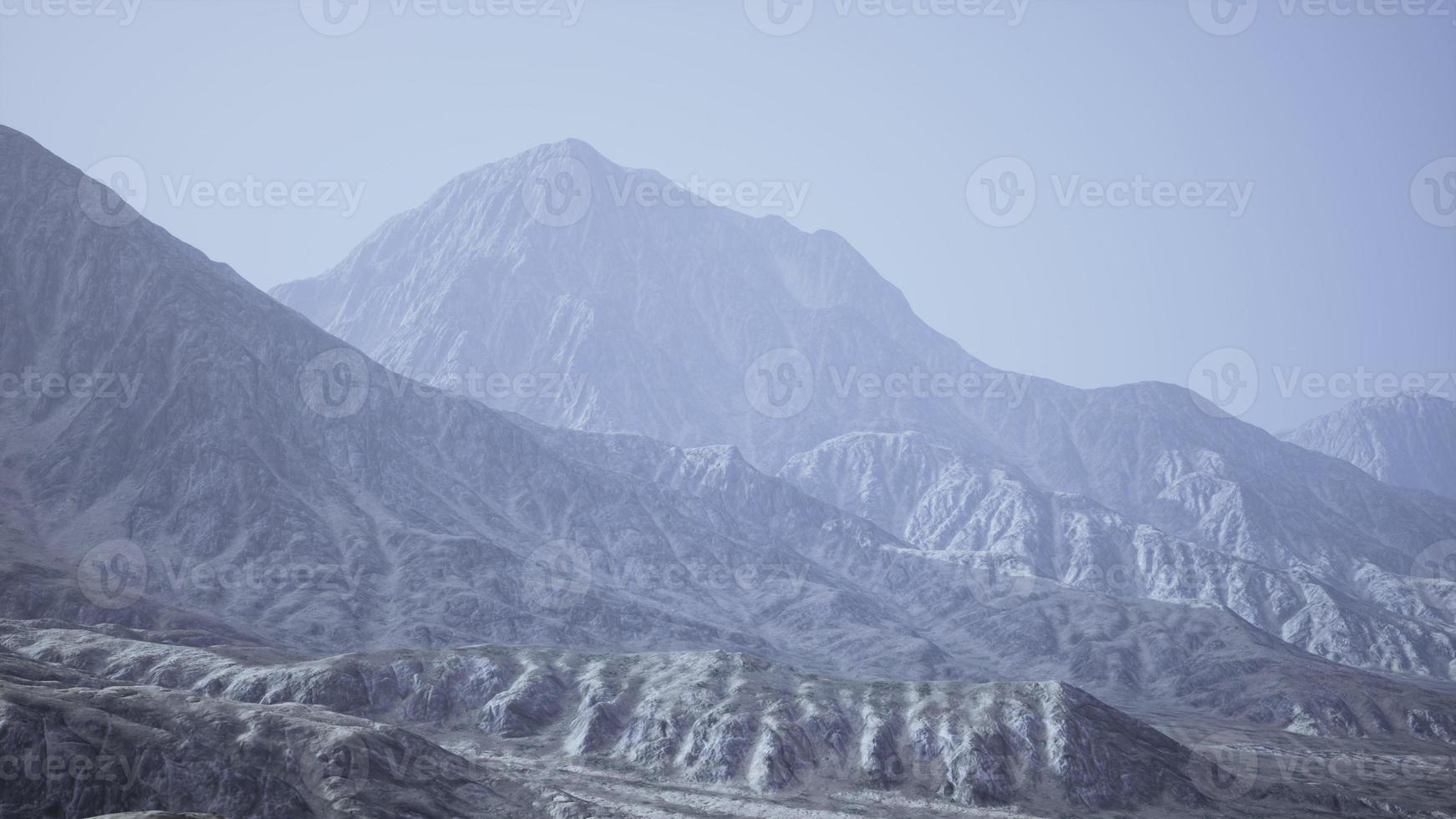 Visualizza di il afgano montagne nel nebbia foto