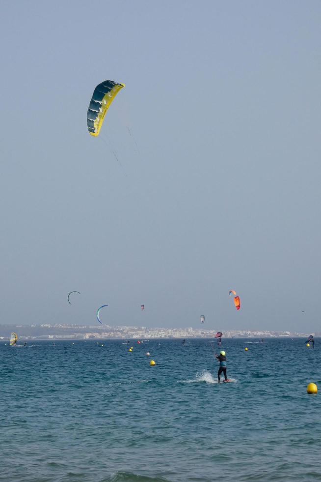 windsurf, kitesurf, acqua e vento gli sport motorizzato di vele o aquiloni foto