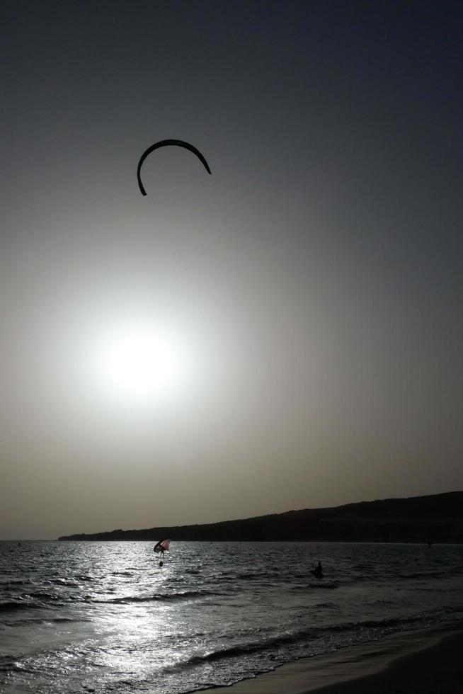 windsurf, kitesurf, acqua e vento gli sport motorizzato di vele o aquiloni foto