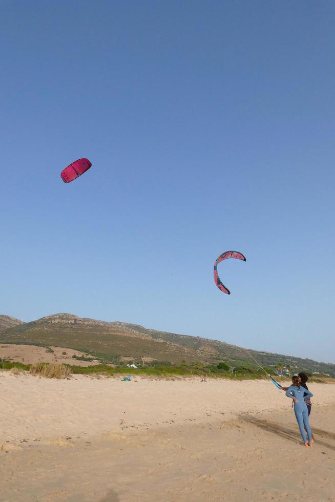 windsurf, kitesurf, acqua e vento gli sport motorizzato di vele o aquiloni foto