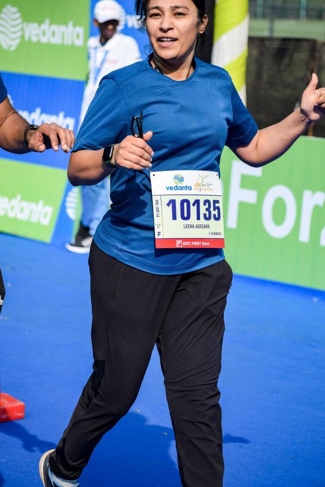 nuovo delhi, India - ottobre 16 2022 - vedanta delhi metà maratona gara dopo covid nel quale maratona partecipanti di per attraversare il finire linea, delhi metà maratona 2022 foto