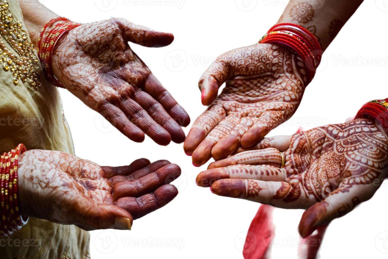 bellissimo donna vestito su come indiano tradizione con alcanna mehndi design su sua tutti e due mani per celebrare grande Festival di karwa chauth con pianura bianca sfondo foto