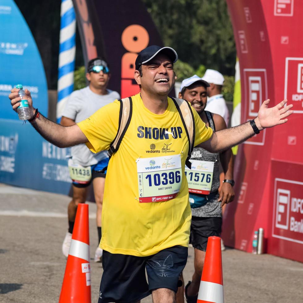 nuovo delhi, India - ottobre 16 2022 - vedanta delhi metà maratona gara dopo covid nel quale maratona partecipanti di per attraversare il finire linea, delhi metà maratona 2022 foto