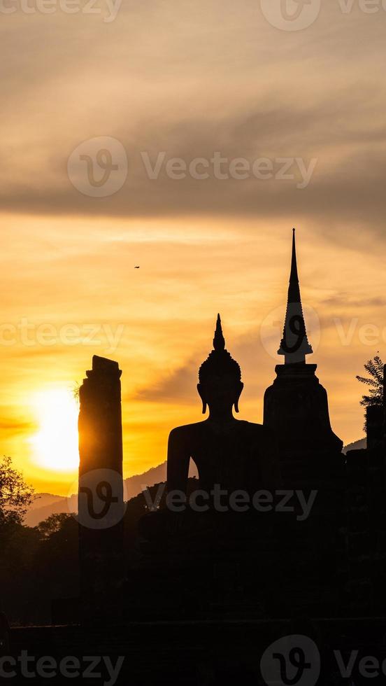 silhouette di wat tempio bellissimo tempio nel il storico parco Tailandia foto