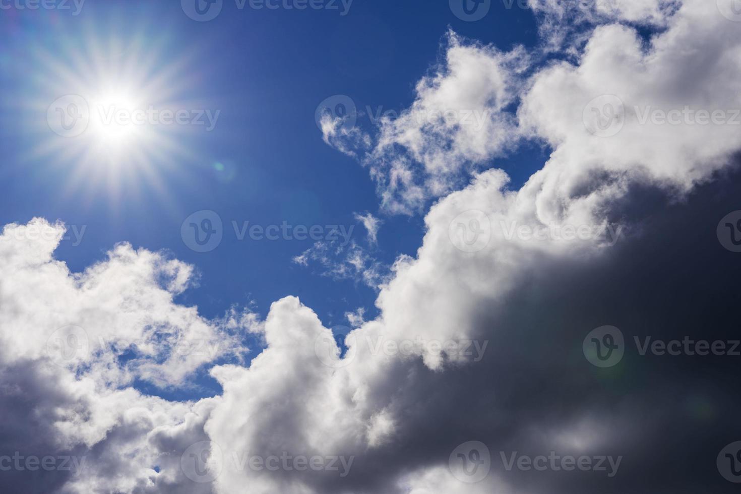 il sole e buio nuvole nel il cielo foto