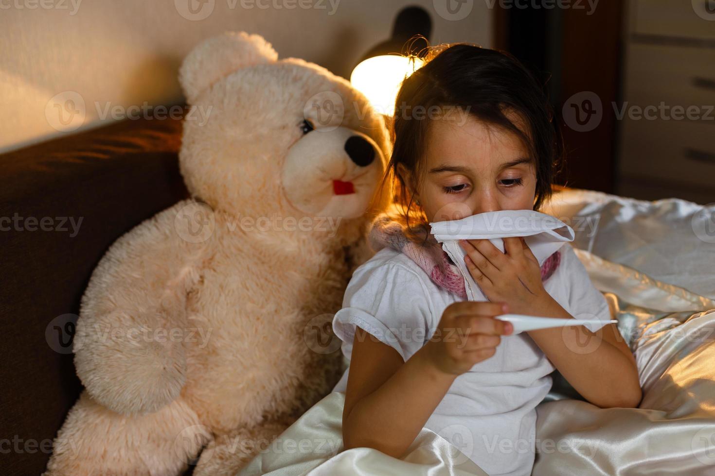 alto angolo ritratto di un' carino poco ragazza sofferenza a partire dal freddo come lei bugie nel letto foto