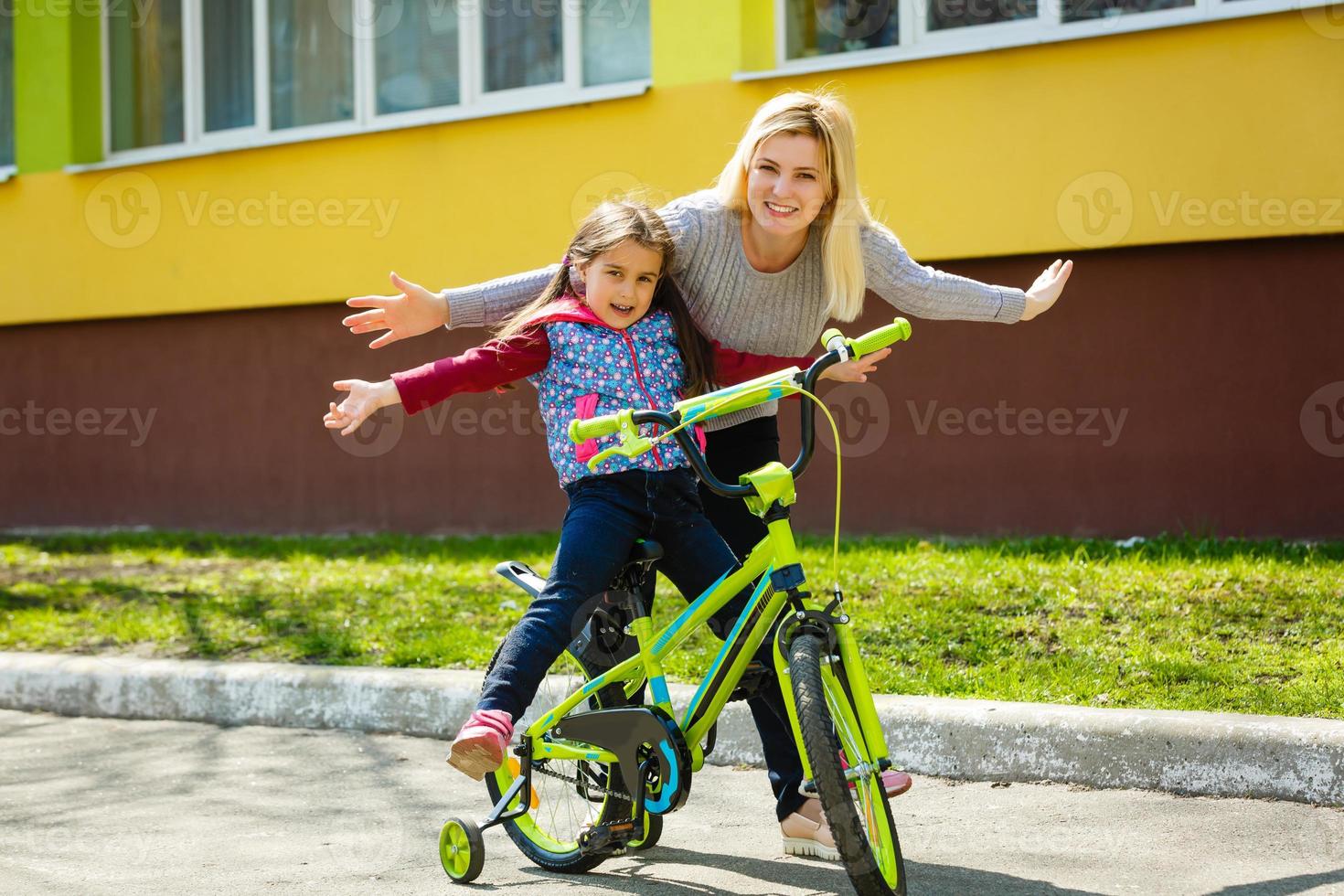 ragazza su bicicletta con madre foto