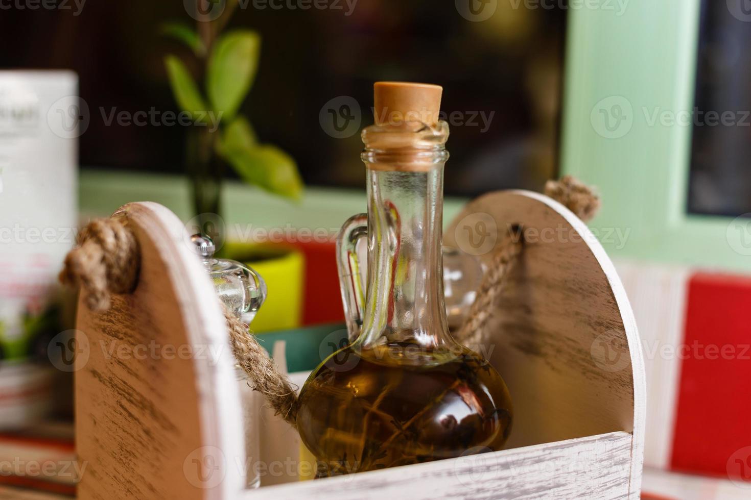 oliva olio nel un' bottiglia foto