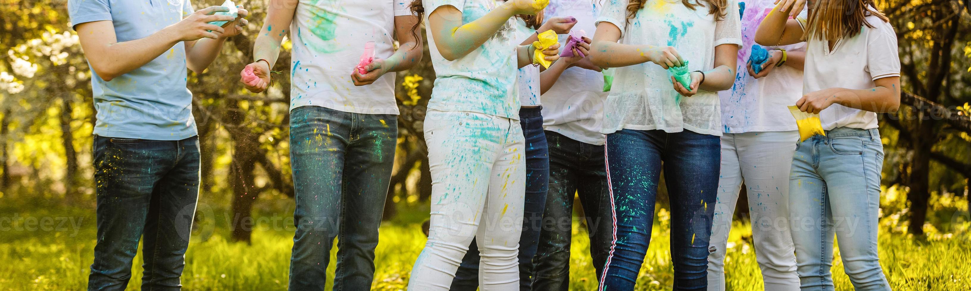 allegro giovane multietnico amici con colorato dipingere su Abiti e corpi avendo divertimento insieme a holi Festival foto