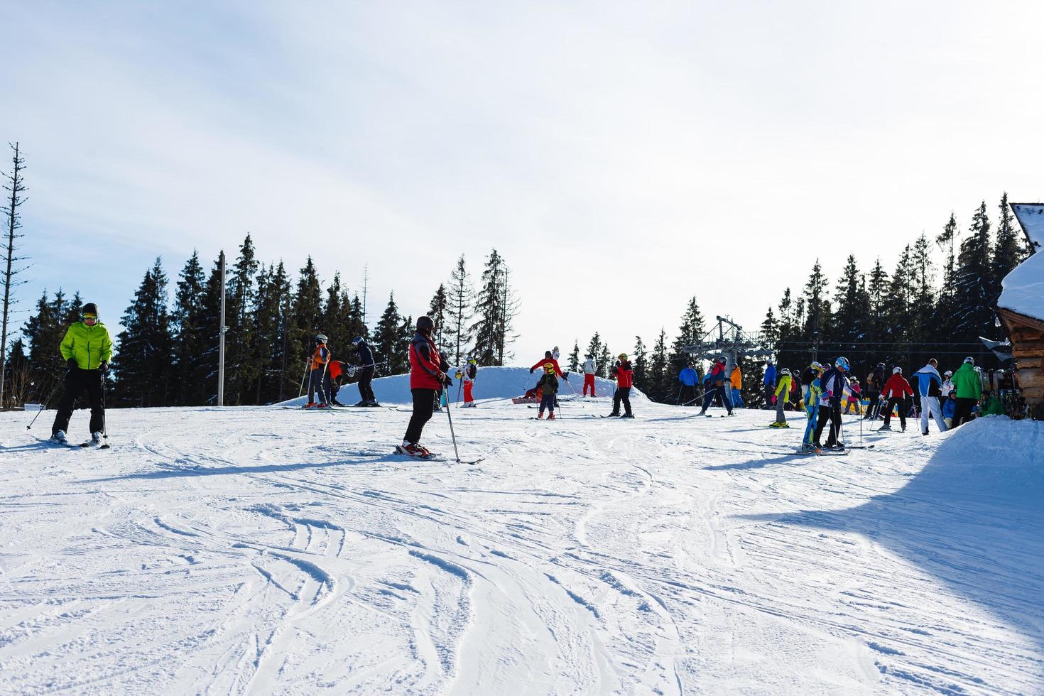 bukovel, Ucraina - gennaio 27, 2018 turisti di sciatori e snowboarder, il maggiore sciare ricorrere nel orientale Europa foto