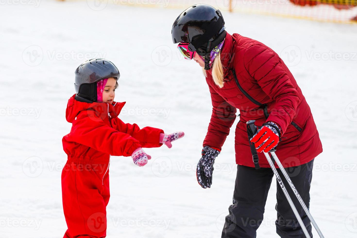 professionale sciare istruttore è insegnamento un' bambino per sciare su un' soleggiato giorno su un' montagna pendenza ricorrere con sole e neve. famiglia e bambini attivo vacanza. foto