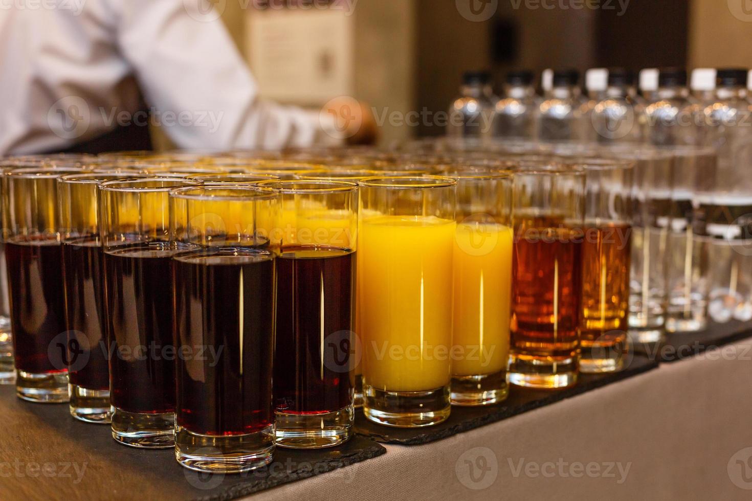 bicchiere tazze con bevande su il buffet tavolo foto