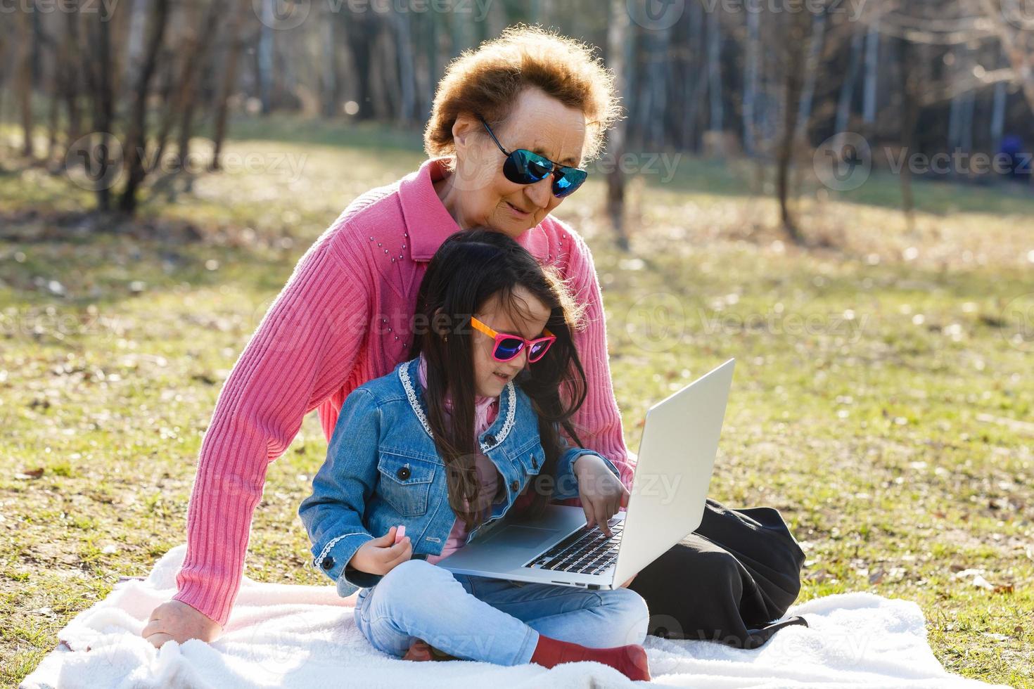 nonna e nipotina con il computer portatile foto