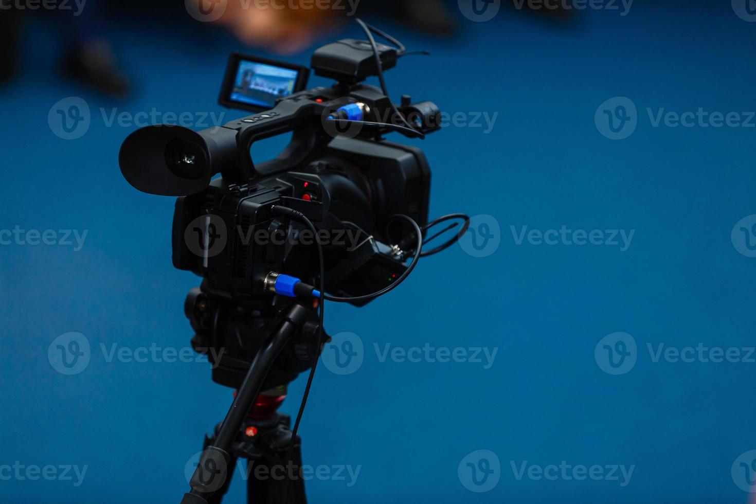 tv telecamera nel un' concerto sala con laser illuminazione. professionale digitale video telecamera. foto