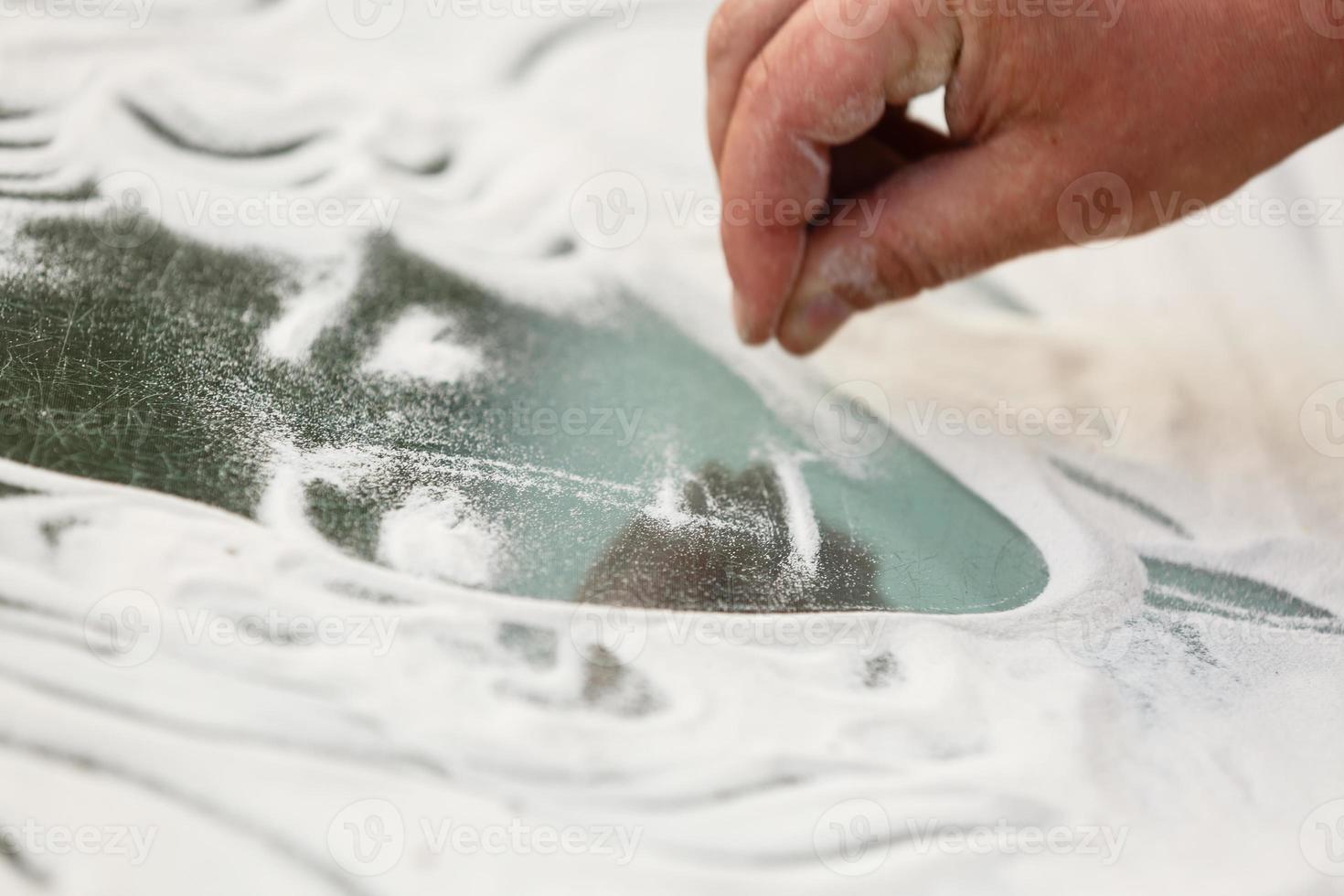 sabbia animazione. mani disegnare sabbia foto