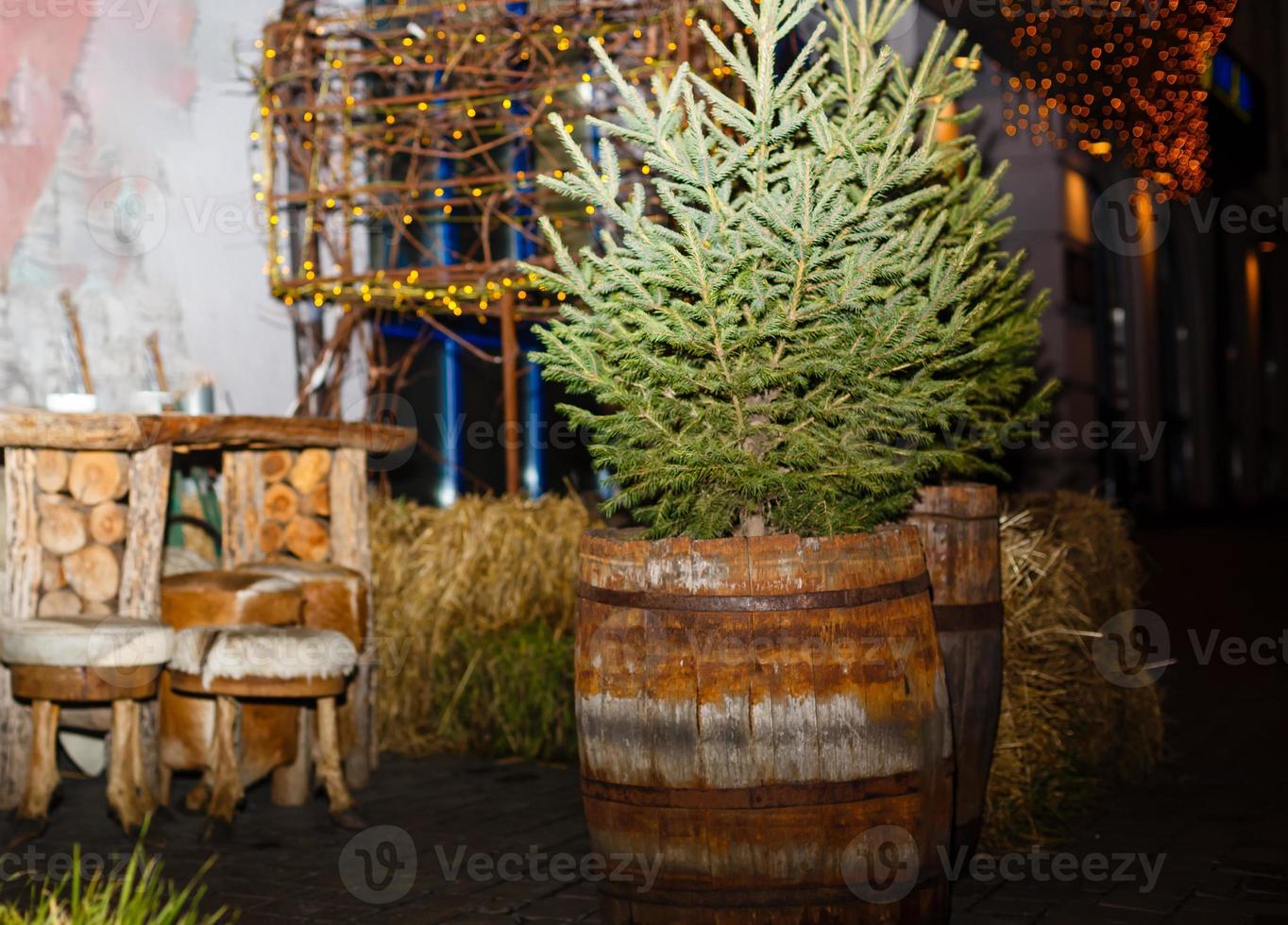 Natale albero nel un' di legno barile su il strada foto