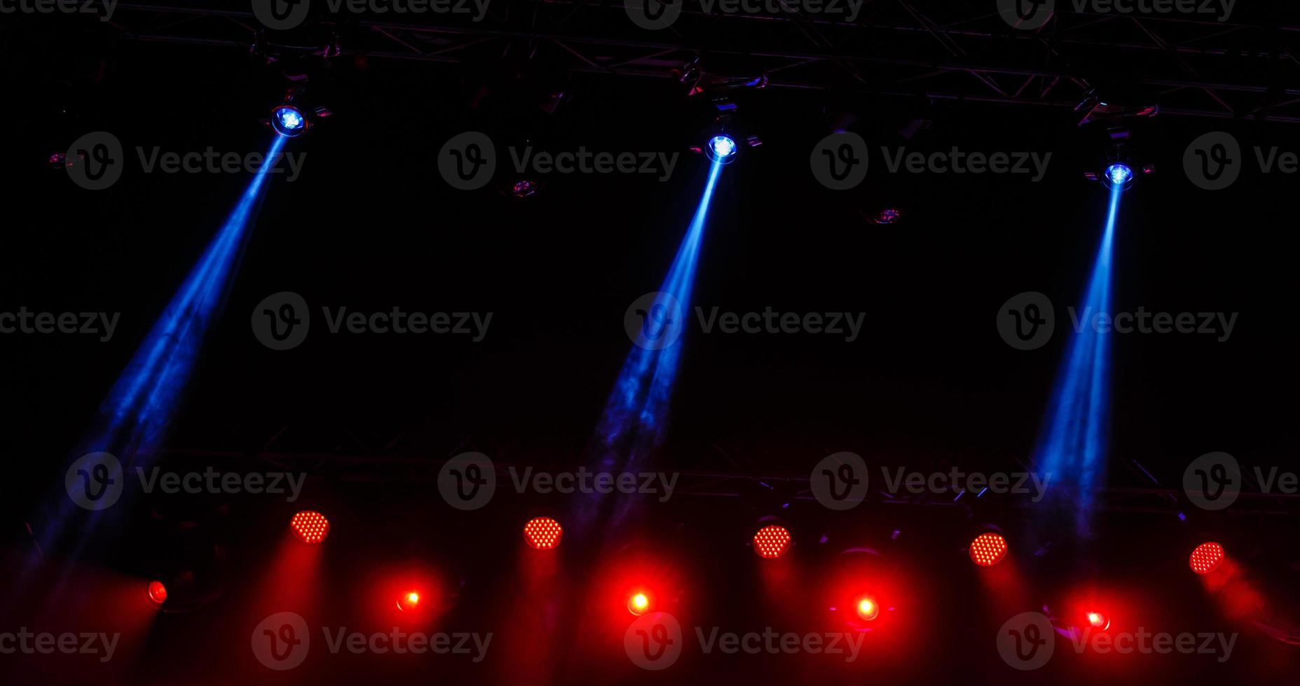 palcoscenico luci. faretti su il scena blu e rosso. notte club foto