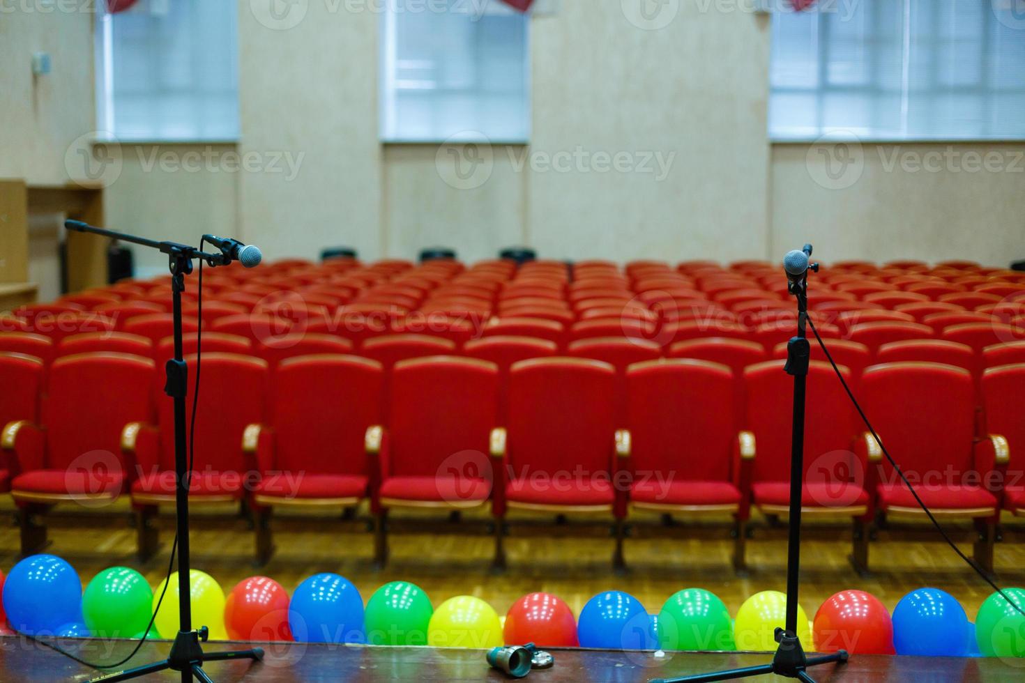 microfono al di sopra di il astratto sfocato di conferenza sala o seminario camera sfondo foto