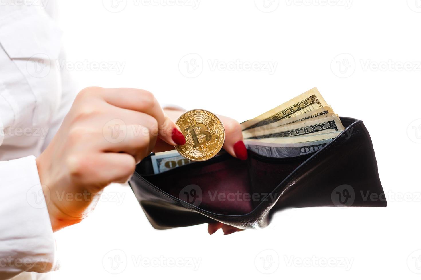 donna d'affari Tenere bitcoin isolato su un' bianca sfondo d'oro bitcoin monete nel donne S mani foto