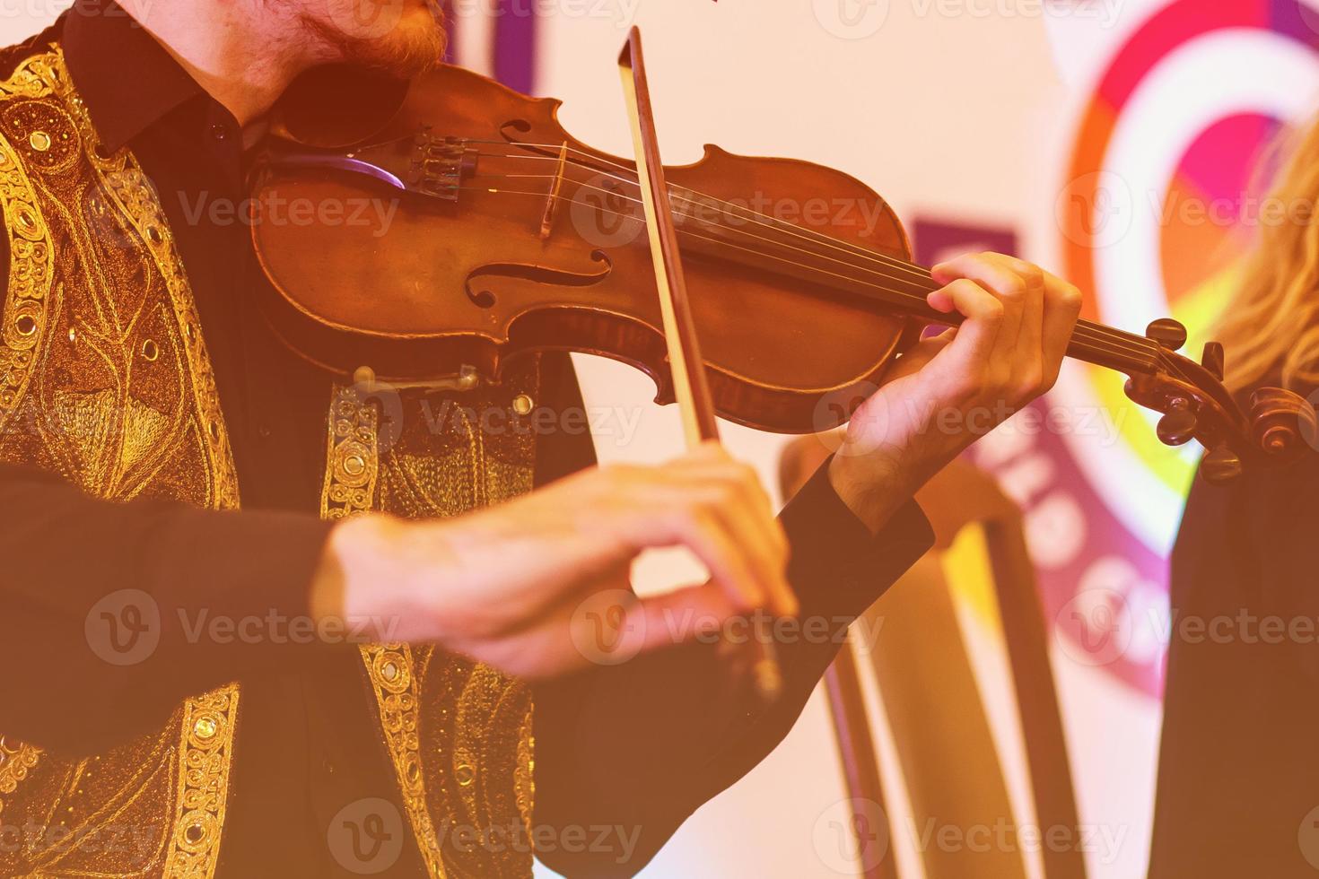 il giovane musicista uomo giocando violino foto