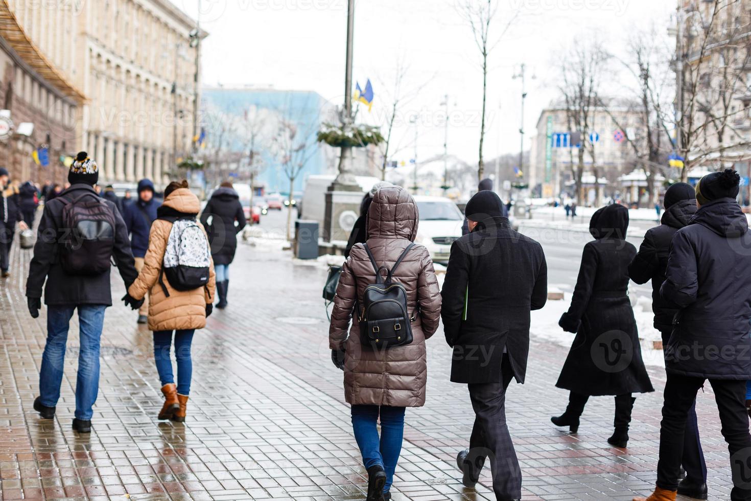 persone a piedi a partire dal il opera a il strada nel città foto