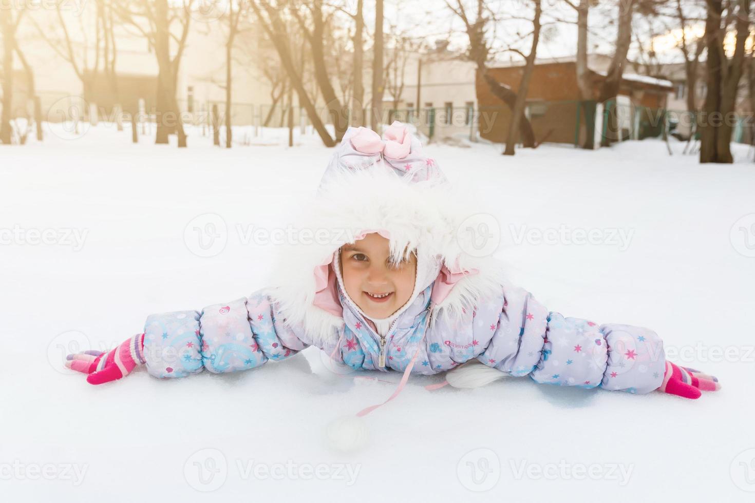 bellissimo poco ragazza nel inverno parco foto