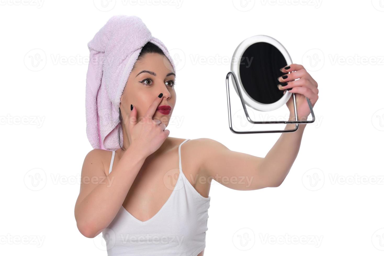 donna pulizia rimozione trucco a partire dal sua viso con un' bagnato tovagliolo foto