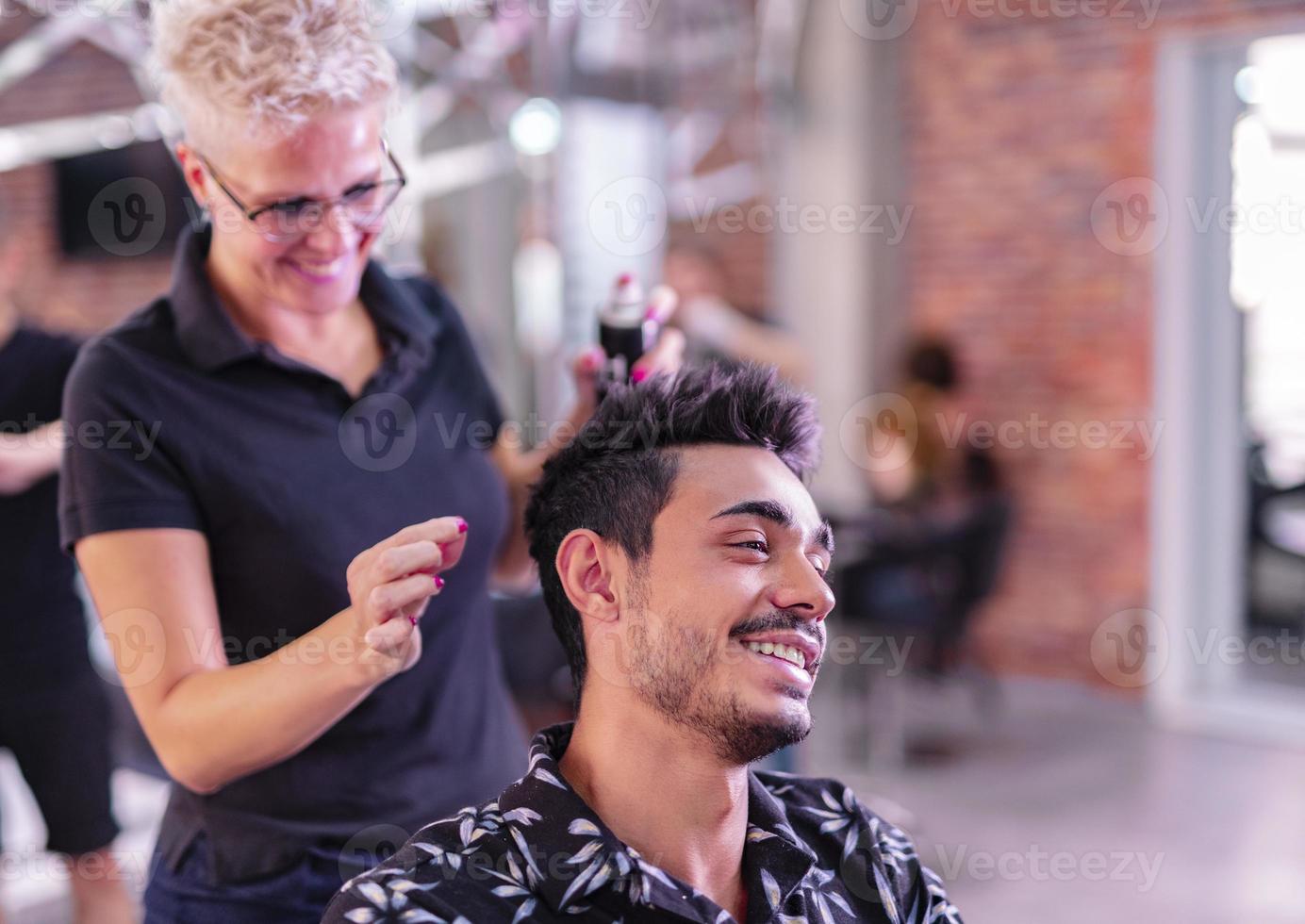 professionale parrucchiere è taglio Uomini capelli nel bellezza salone. foto