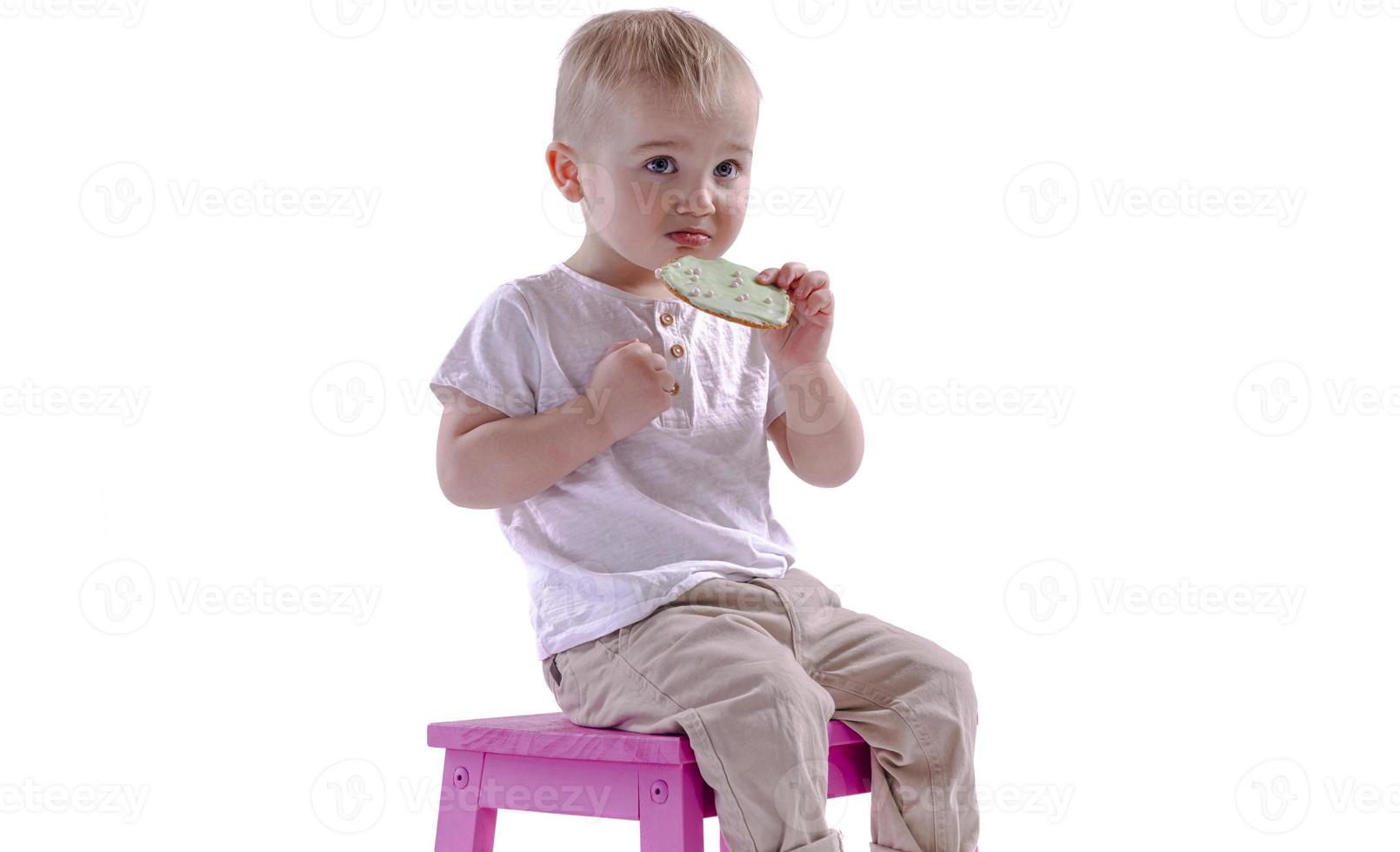 contento bambino ragazzo mangiare Banana e sorridente. infantile se stesso alimentazione frutta. foto