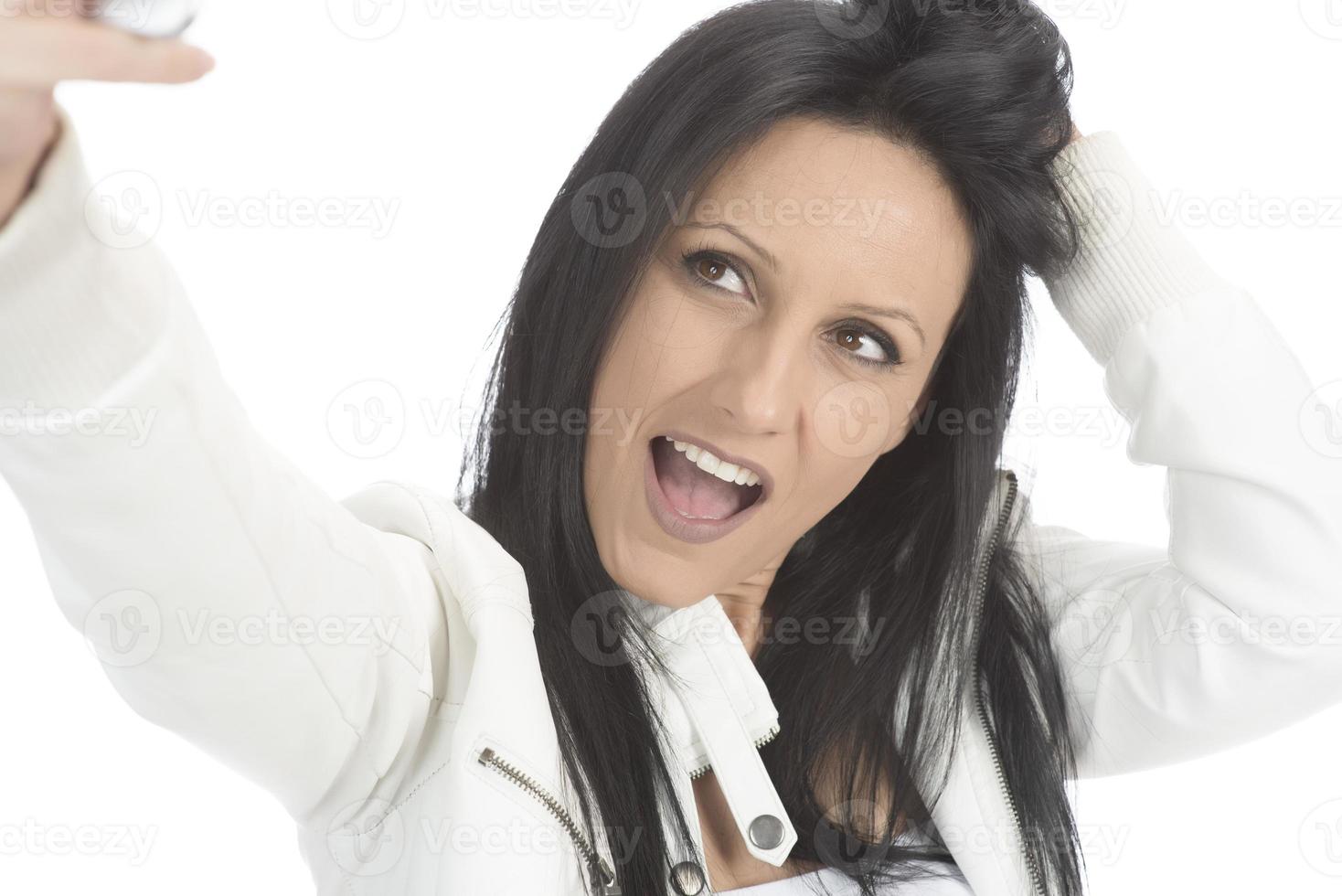 Immagine di bellissimo brunetta donna ridendo mentre assunzione autoscatto foto su cellulare