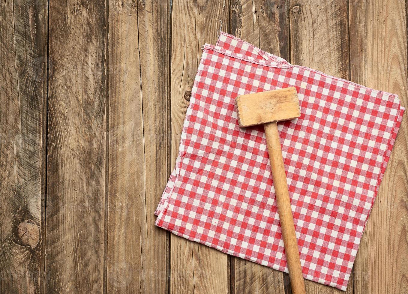 di legno cucina martello su un' sfondo di grigio tavole foto