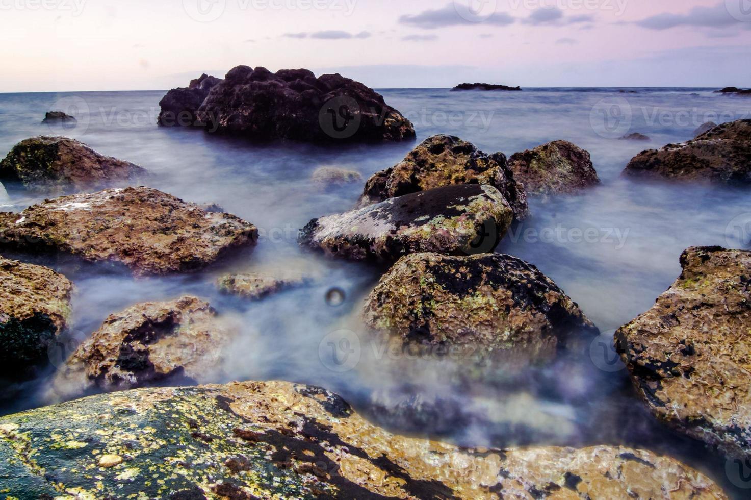 rocce sull'oceano foto