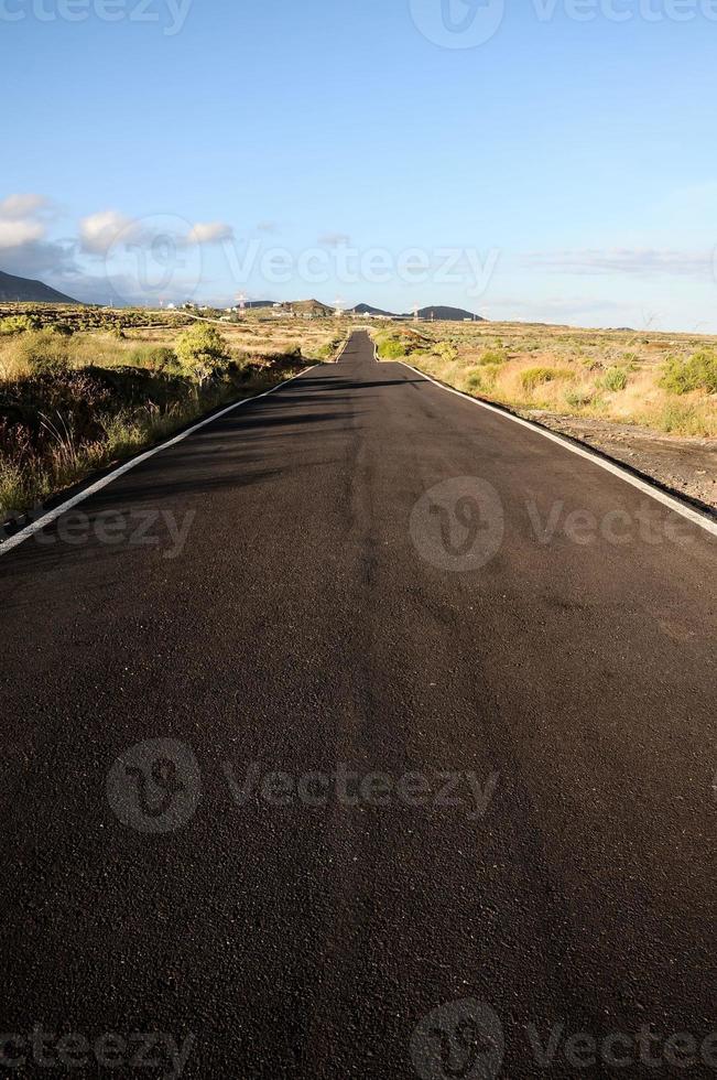 lunga strada deserta nel deserto foto