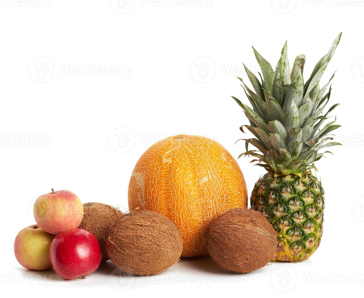 noce di cocco, melone, Mela e fresco totale ananas isolato su bianca sfondo, salutare frutta foto