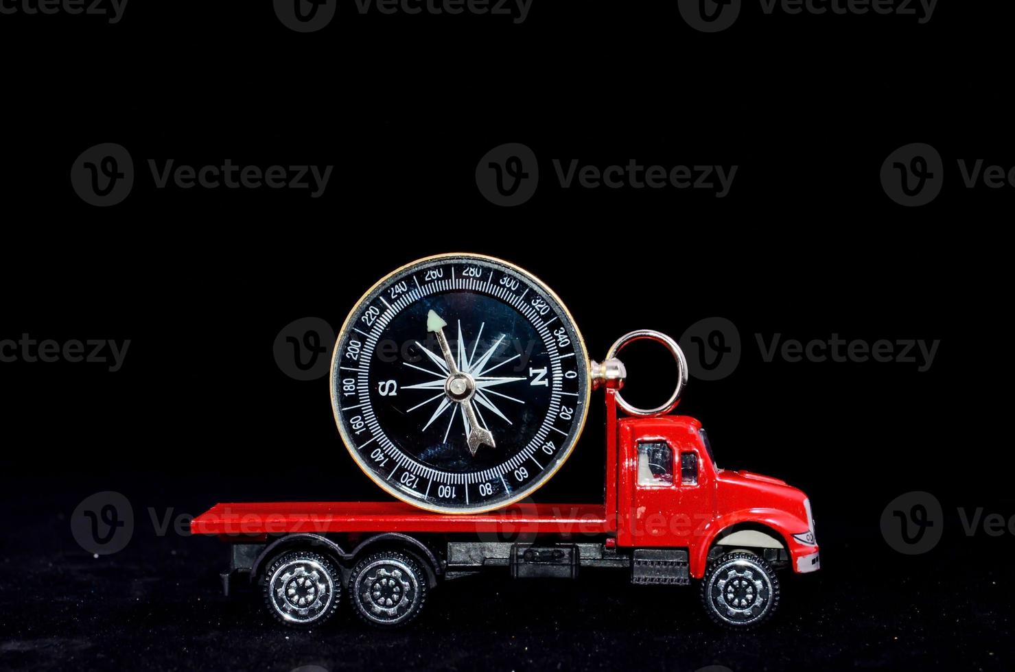 rosso giocattolo camion trasporto un' bussola foto