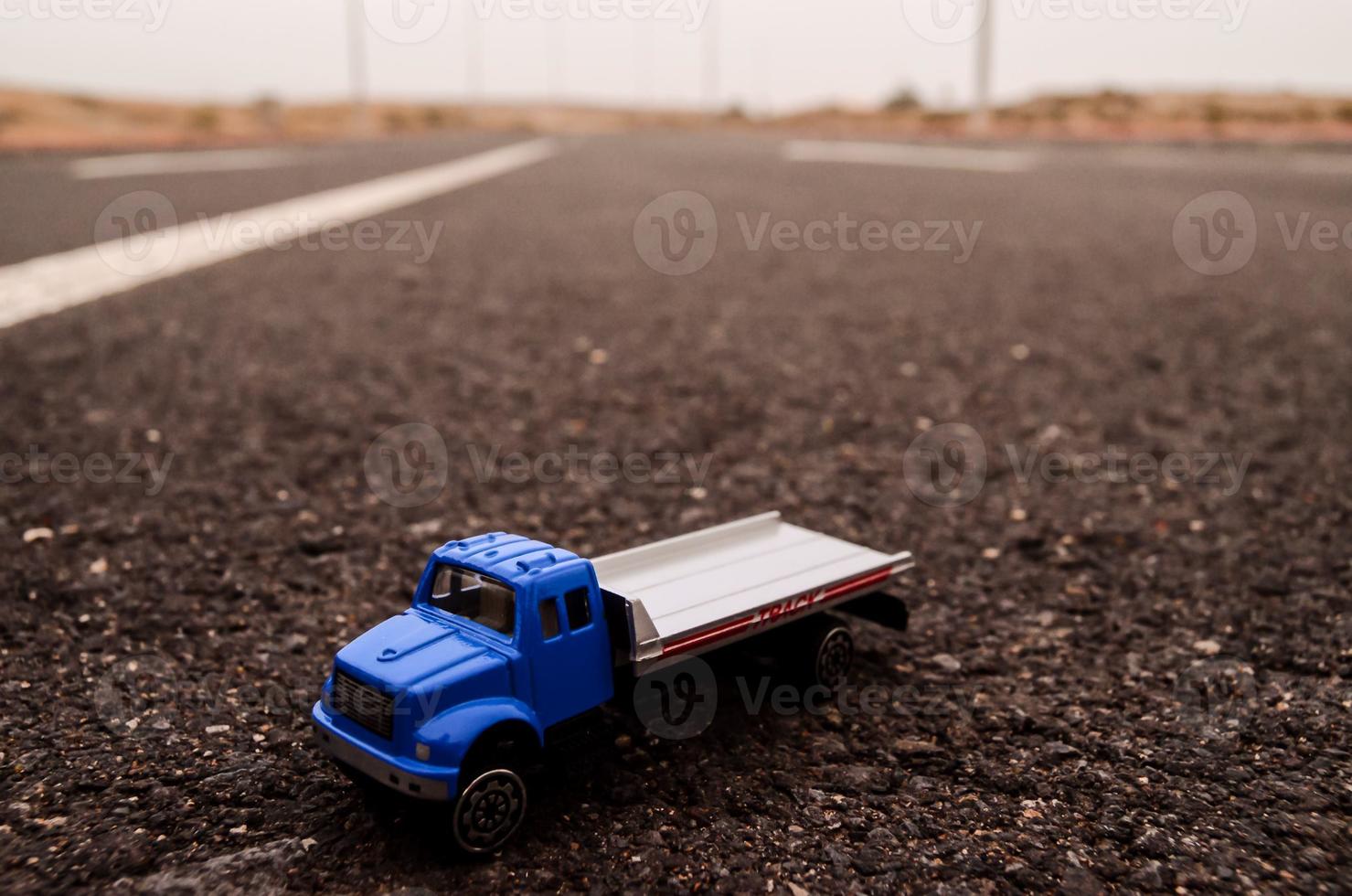 giocattolo camion su il strada foto