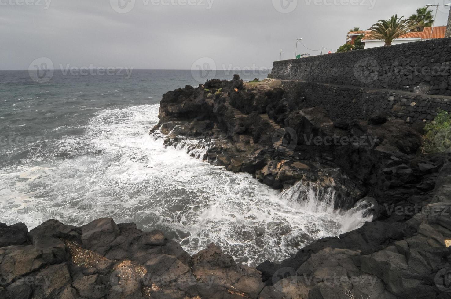 onde del mare che colpiscono le rocce foto