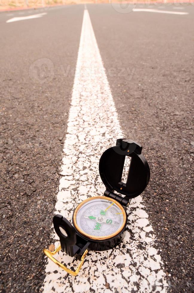 bussola su il strada foto