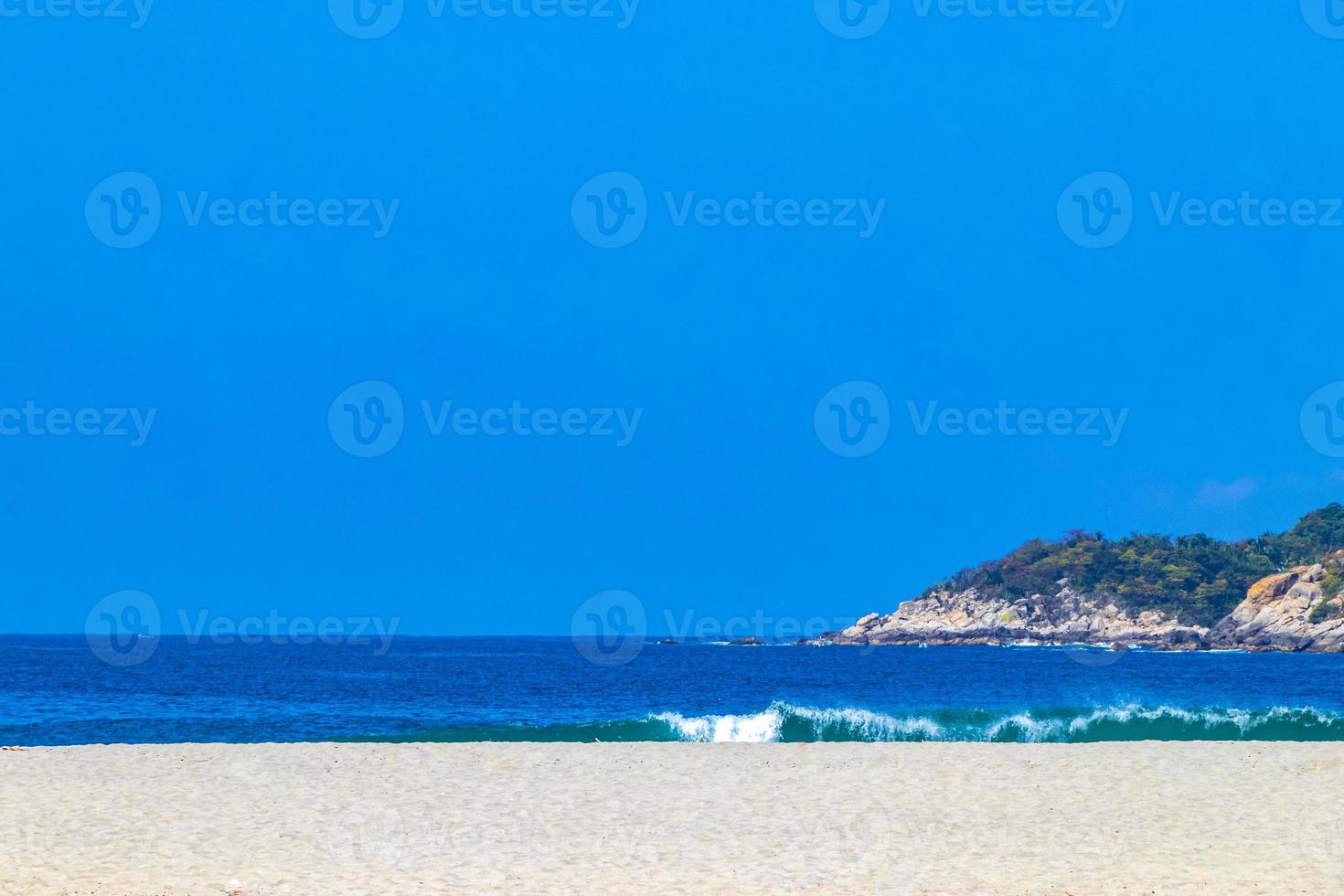 spiaggia sabbia blu acqua enorme surfer onde puerto escondido Messico. foto