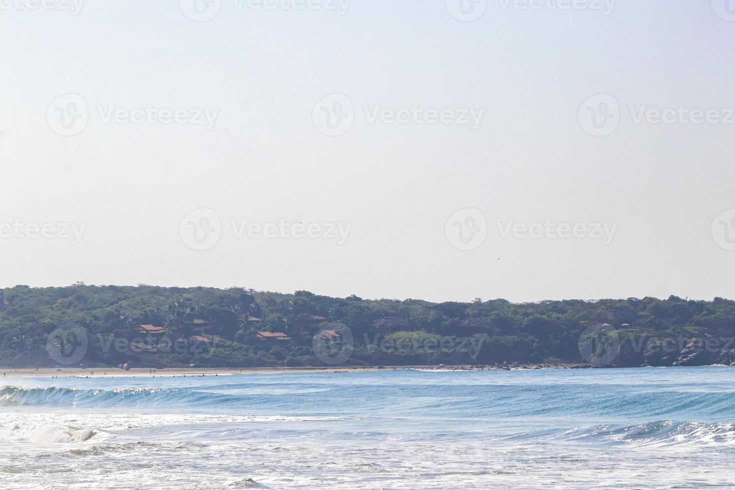 estremamente enorme grande surfer onde spiaggia la punta zicatela Messico. foto