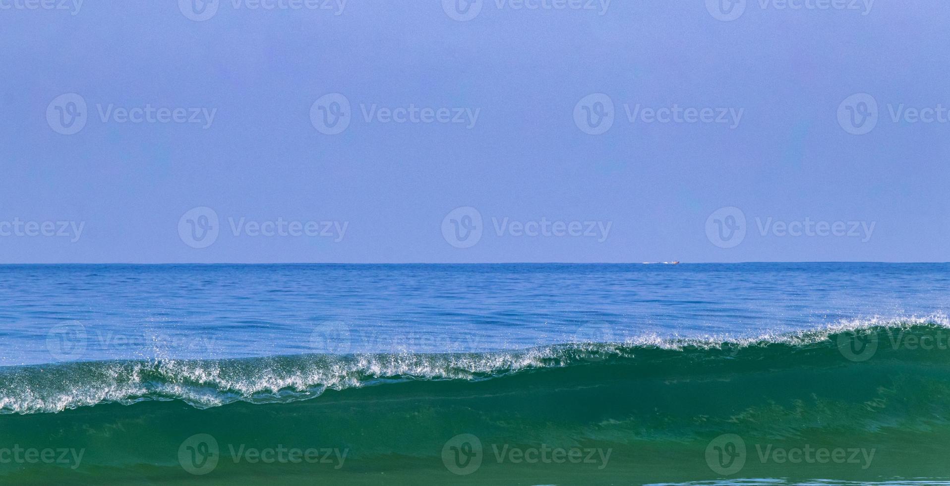 estremamente enorme grande surfer onde a spiaggia puerto escondido Messico. foto