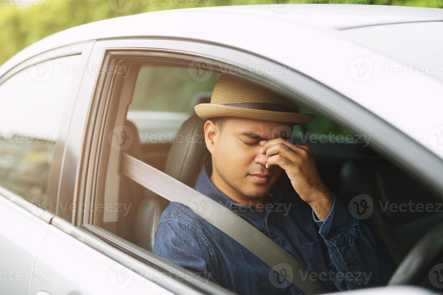 ubriaco giovane uomo accasciato su timone ruota essere stanco dormire nel auto guida. concetto assonnato mentre guida viaggiare, fare non viaggio. esso può essere pericoloso. foto