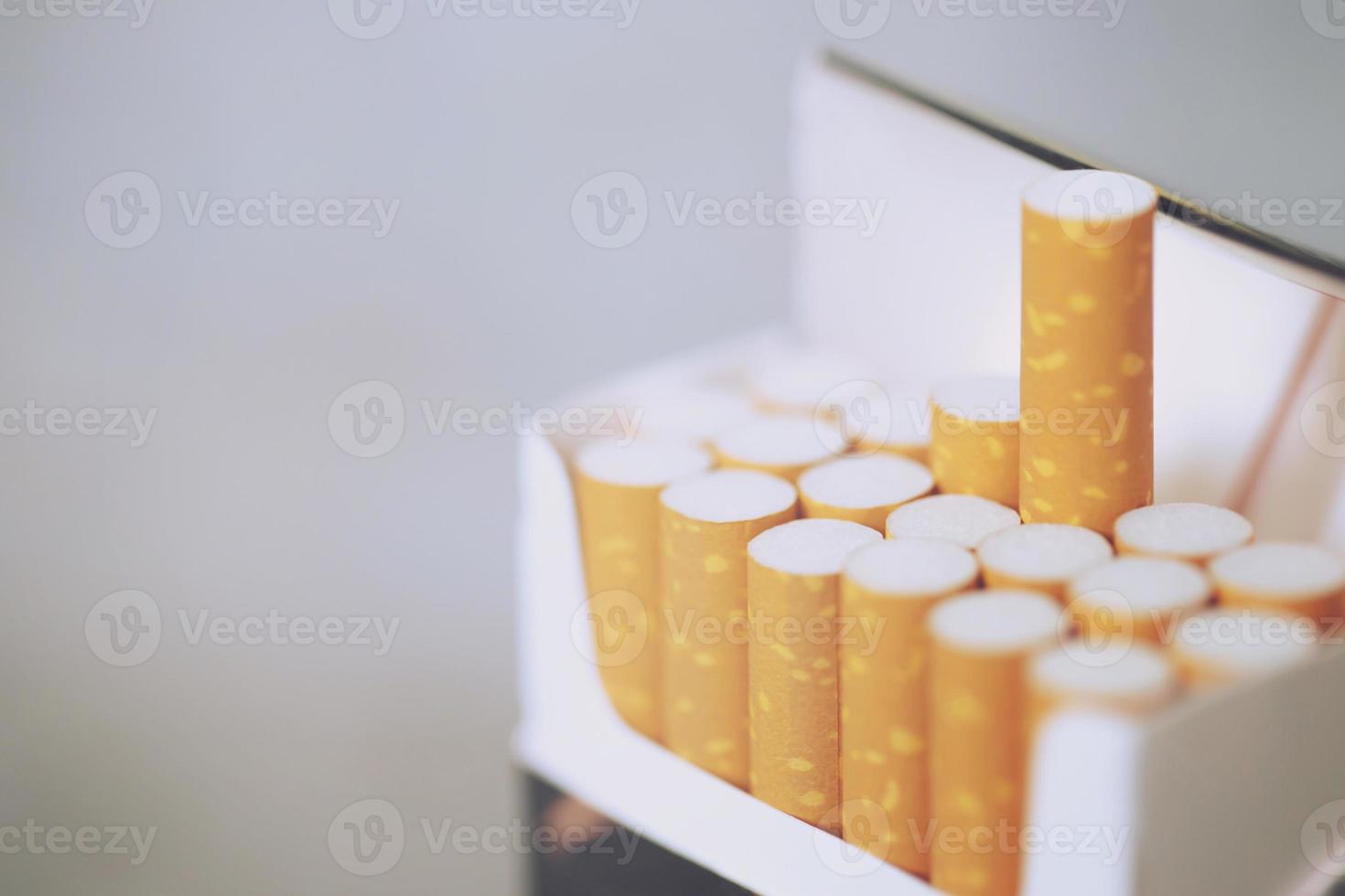 staccare il pacchetto di sigarette prepararsi a fumare una sigaretta. imballaggio in linea. foto filtra la luce naturale.