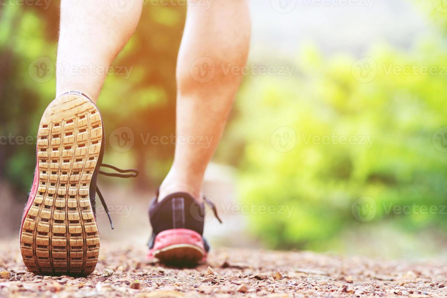 piedi del corridore dell'atleta che corrono sul primo piano della pista sulla scarpa. concetto di benessere di allenamento fitness jog. foto