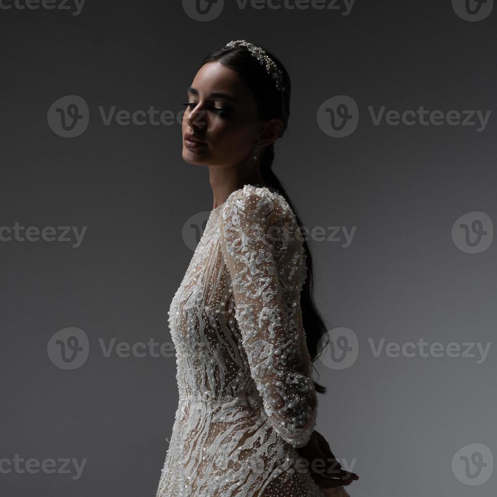 elegante sposa nel un' nozze vestito foto