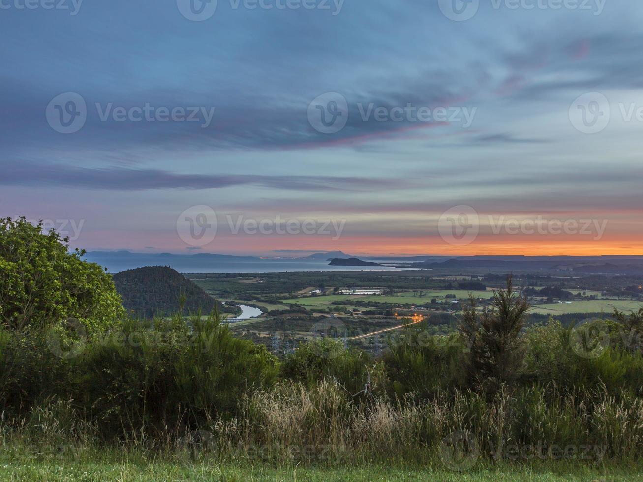 panoramico Visualizza su lago tortora nel nuovo Zelanda durante sera ultimi bagliori foto