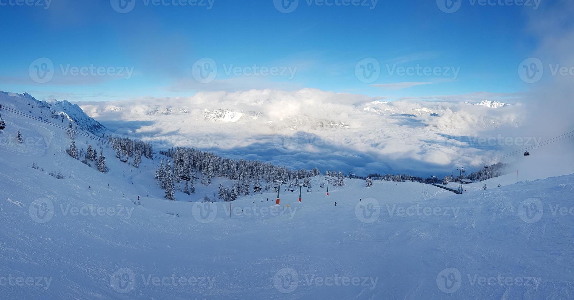 panoramico Visualizza al di sopra di nevoso sciare ricorrere nel austriaco Alpi durante giorno foto