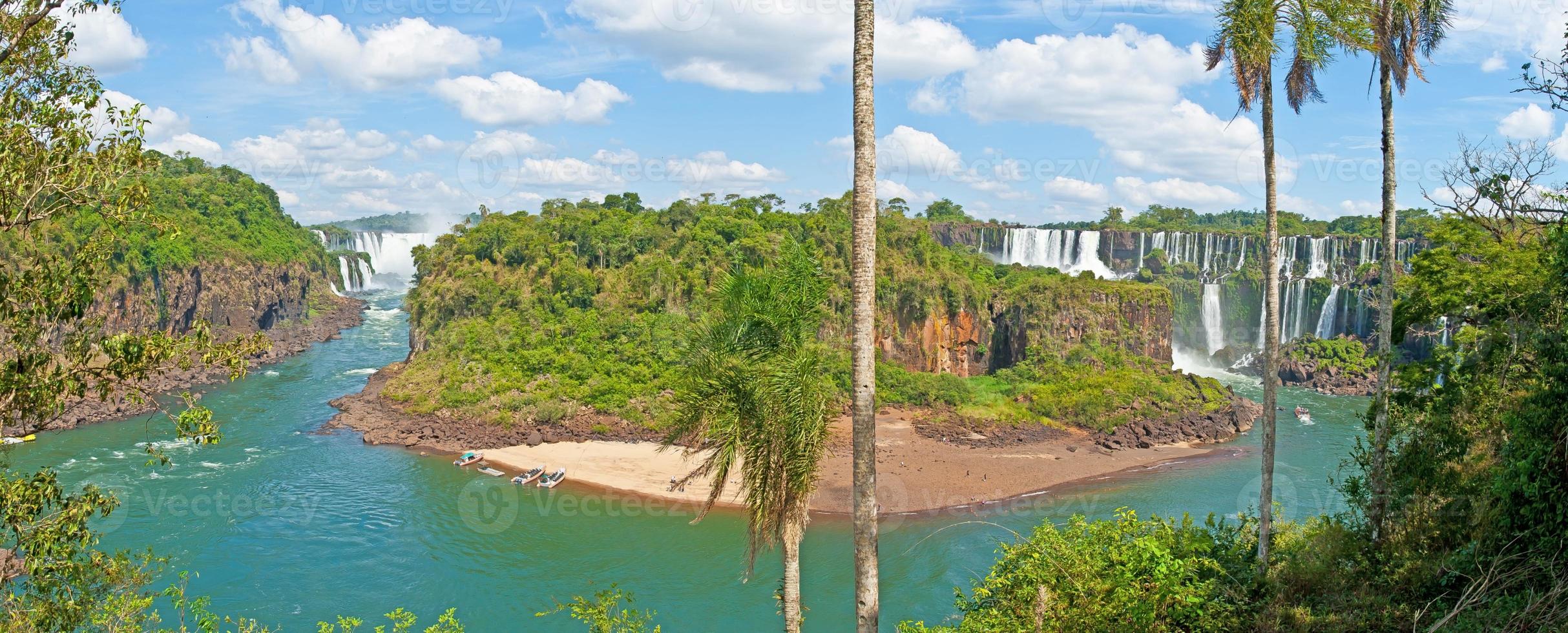 immagine a partire dal il spettacolare iguacu nazionale parco con il degno di nota cascate su il confine fra argentina e brasile foto